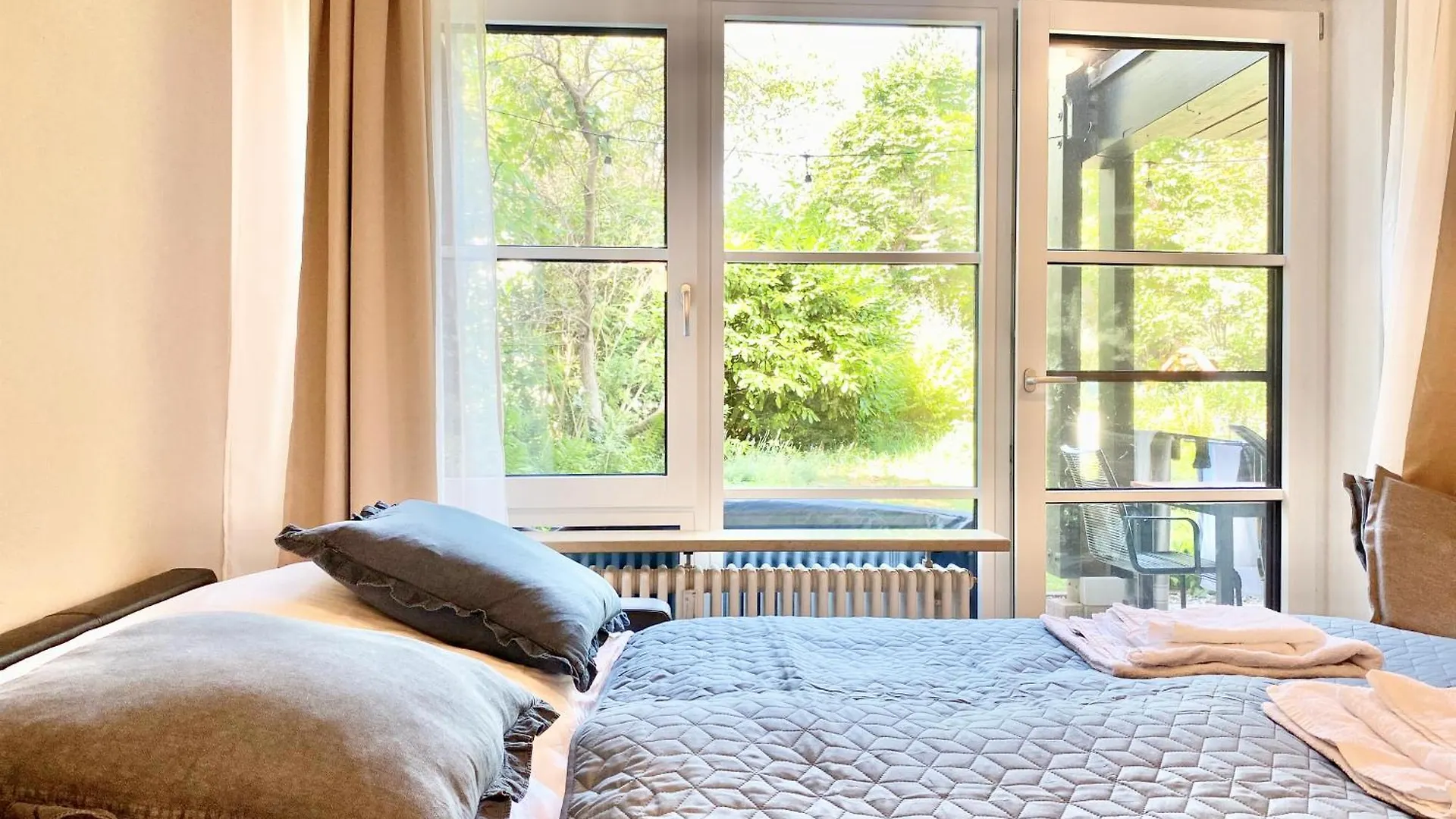 Snug Stays - Design Studio Am See Mit Terrasse, Garten, Badestelle Vor Dem Haus Worthsee