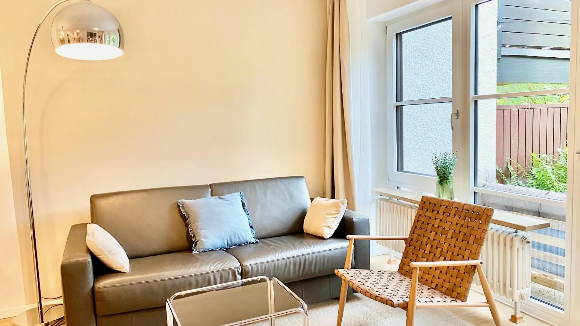 Apartment Snug Stays - Design Studio Am See Mit Terrasse, Garten, Badestelle Vor Dem Haus Worthsee