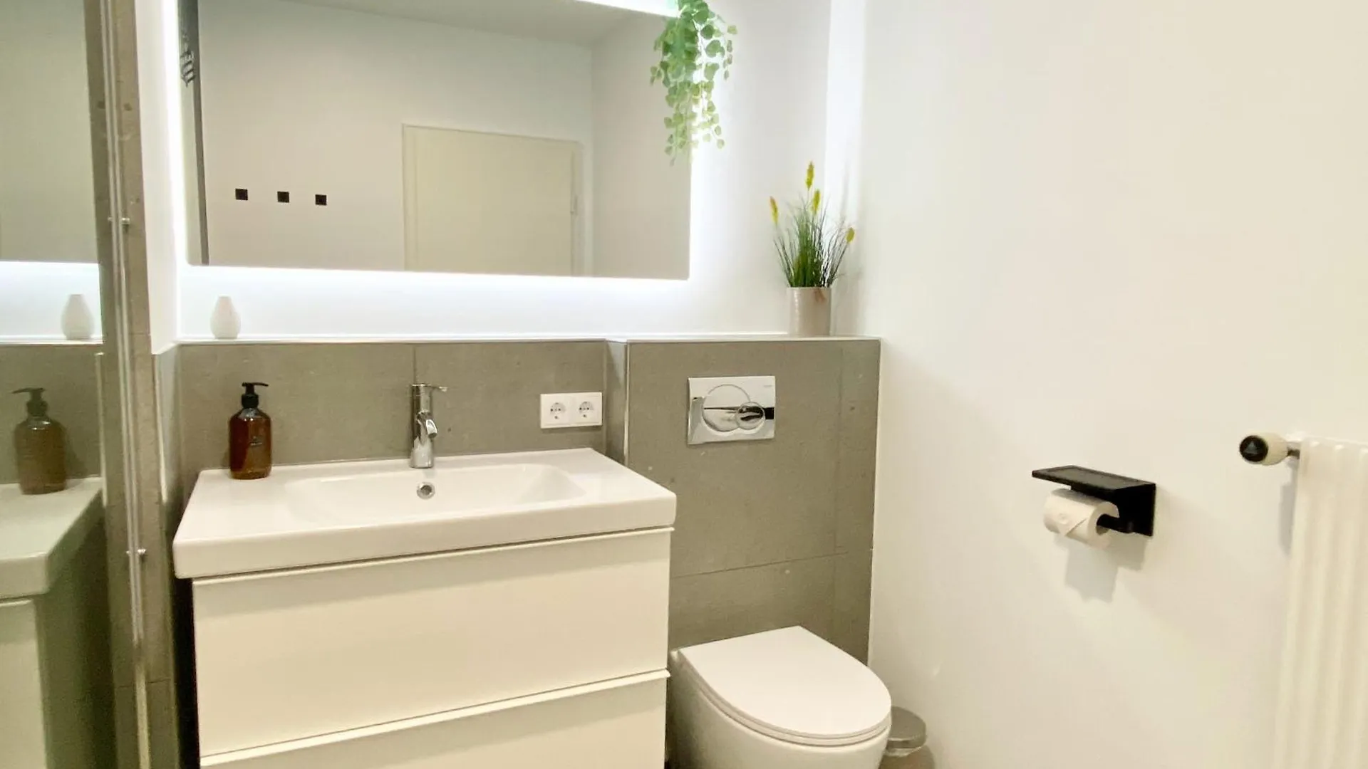Snug Stays - Design Studio Am See Mit Terrasse, Garten, Badestelle Vor Dem Haus Worthsee Apartment