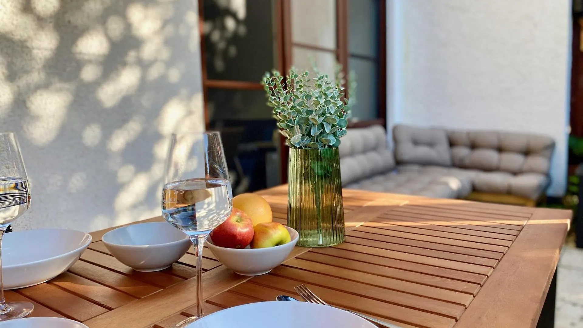 Snug Stays - Design Studio Am See Mit Terrasse, Garten, Badestelle Vor Dem Haus Worthsee Apartment